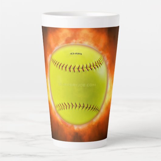 SlipperyJoe's gele softbal vuurbal vlammen rasp Latte Mok (Voorkant)