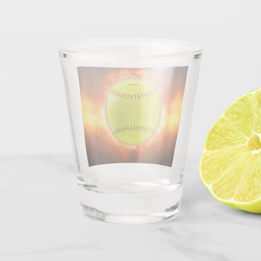 SlipperyJoe's gele softbal vuurbal vlammen rasp Shot Glas (Achterkant)