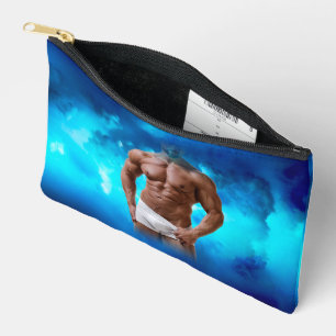 SlipperyJoe's gespierde baardman shirtloos sixpack Etui