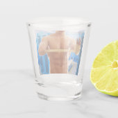 SlipperyJoe's gespierde man shirtloze borst 6-pack Shot Glas (Achterkant)