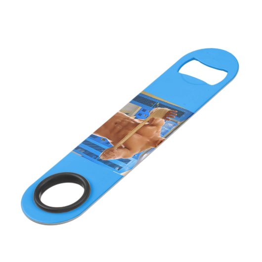 SlipperyJoe's gespierde man shirtloze borst 6-pack Speed Flessenopener (Achterkant Gekanteld)