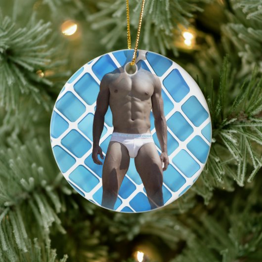 SlipperyJoe's gespierde man six-pack abs witte ond Keramisch Ornament (Boom)
