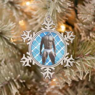 SlipperyJoe's gespierde man six-pack abs witte ond Tin Sneeuwvlok Ornament
