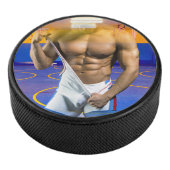 SlipperyJoe's gespierde man uitstulping six-pack s Hockey Puck (3/4)