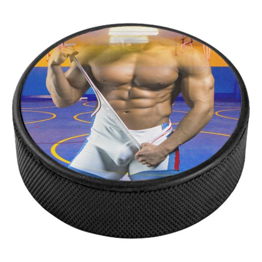 SlipperyJoe's gespierde man uitstulping six-pack s Hockey Puck (3/4)