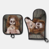 SlipperyJoe's griezelige pop bleke gezicht griezel Ovenwant & Pannenlap Set (Voorkant)