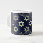 SlipperyJoe's Happy Chanoeka meerdere sterren van  Grote Koffiekop<br><div class="desc">SlipperyJoe's Happy Hanukkah meerdere Star of David symbolen Artistieke Viering Joods Hebreeuws Chanoeka geschenken Decoraties Jodendom religie significante symboliek Relevante cultuurgodsdienstige contexten verschillende zeshoekige vormen donkerblauw paarse tinten donkerblauwe abstracte achtergrond gelaagde textuur uiterlijk</div>