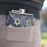 SlipperyJoe's Happy Chanoeka meerdere sterren van  Heupfles<br><div class="desc">SlipperyJoe's Happy Hanukkah meerdere Star of David symbolen Artistieke Viering Joods Hebreeuws Chanoeka geschenken Decoraties Jodendom religie significante symboliek Relevante cultuurgodsdienstige contexten verschillende zeshoekige vormen donkerblauw paarse tinten donkerblauwe abstracte achtergrond gelaagde textuur uiterlijk</div>