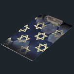 SlipperyJoe's Happy Chanoeka meerdere sterren van  Klembord<br><div class="desc">SlipperyJoe's Happy Hanukkah meerdere Star of David symbolen Artistieke Viering Joods Hebreeuws Chanoeka geschenken Decoraties Jodendom religie significante symboliek Relevante cultuurgodsdienstige contexten verschillende zeshoekige vormen donkerblauw paarse tinten donkerblauwe abstracte achtergrond gelaagde textuur uiterlijk</div>
