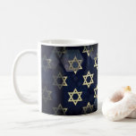 SlipperyJoe's Happy Chanoeka meerdere sterren van  Koffiemok<br><div class="desc">SlipperyJoe's Happy Hanukkah meerdere Star of David symbolen Artistieke Viering Joods Hebreeuws Chanoeka geschenken Decoraties Jodendom religie significante symboliek Relevante cultuurgodsdienstige contexten verschillende zeshoekige vormen donkerblauw paarse tinten donkerblauwe abstracte achtergrond gelaagde textuur uiterlijk</div>