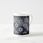 SlipperyJoe's Happy Chanoeka meerdere sterren van  Porselein Kop<br><div class="desc">SlipperyJoe's Happy Hanukkah meerdere Star of David symbolen Artistieke Viering Joods Hebreeuws Chanoeka geschenken Decoraties Jodendom religie significante symboliek Relevante cultuurgodsdienstige contexten verschillende zeshoekige vormen donkerblauw paarse tinten donkerblauwe abstracte achtergrond gelaagde textuur uiterlijk</div>