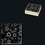 SlipperyJoe's Happy Chanoeka meerdere sterren van Rubberstempel<br><div class="desc">SlipperyJoe's Happy Chanoeka meerdere Stars of David patroon artistieke Viering Joodse identiteit erfgoed Hebreeuws Chanoeka geschenken decoraties Judaïsme belangrijk symbool religie verschillende maten bruin goud tinten visueel aantrekkelijk ingewikkeld ontwerp</div>