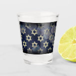 SlipperyJoe's Happy Chanoeka meerdere sterren van  Shot Glas<br><div class="desc">SlipperyJoe's Happy Hanukkah meerdere Star of David symbolen Artistieke Viering Joods Hebreeuws Chanoeka geschenken Decoraties Jodendom religie significante symboliek Relevante cultuurgodsdienstige contexten verschillende zeshoekige vormen donkerblauw paarse tinten donkerblauwe abstracte achtergrond gelaagde textuur uiterlijk</div>