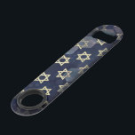SlipperyJoe's Happy Chanoeka meerdere sterren van  Speed Flessenopener<br><div class="desc">SlipperyJoe's Happy Hanukkah meerdere Star of David symbolen Artistieke Viering Joods Hebreeuws Chanoeka geschenken Decoraties Jodendom religie significante symboliek Relevante cultuurgodsdienstige contexten verschillende zeshoekige vormen donkerblauw paarse tinten donkerblauwe abstracte achtergrond gelaagde textuur uiterlijk</div>