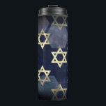 SlipperyJoe's Happy Chanoeka meerdere sterren van  Thermosbeker<br><div class="desc">SlipperyJoe's Happy Hanukkah meerdere Star of David symbolen Artistieke Viering Joods Hebreeuws Chanoeka geschenken Decoraties Jodendom religie significante symboliek Relevante cultuurgodsdienstige contexten verschillende zeshoekige vormen donkerblauw paarse tinten donkerblauwe abstracte achtergrond gelaagde textuur uiterlijk</div>