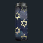 SlipperyJoe's Happy Chanoeka meerdere sterren van  Thermosbeker<br><div class="desc">SlipperyJoe's Happy Hanukkah meerdere Star of David symbolen Artistieke Viering Joods Hebreeuws Chanoeka geschenken Decoraties Jodendom religie significante symboliek Relevante cultuurgodsdienstige contexten verschillende zeshoekige vormen donkerblauw paarse tinten donkerblauwe abstracte achtergrond gelaagde textuur uiterlijk</div>