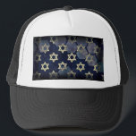 SlipperyJoe's Happy Chanoeka meerdere sterren van  Trucker Pet<br><div class="desc">SlipperyJoe's Happy Hanukkah meerdere Star of David symbolen Artistieke Viering Joods Hebreeuws Chanoeka geschenken Decoraties Jodendom religie significante symboliek Relevante cultuurgodsdienstige contexten verschillende zeshoekige vormen donkerblauw paarse tinten donkerblauwe abstracte achtergrond gelaagde textuur uiterlijk</div>