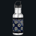 SlipperyJoe's Happy Chanoeka meerdere sterren van  Waterfles<br><div class="desc">SlipperyJoe's Happy Hanukkah meerdere Star of David symbolen Artistieke Viering Joods Hebreeuws Chanoeka geschenken Decoraties Jodendom religie significante symboliek Relevante cultuurgodsdienstige contexten verschillende zeshoekige vormen donkerblauw paarse tinten donkerblauwe abstracte achtergrond gelaagde textuur uiterlijk</div>