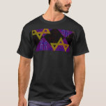 SlipperyJoe's Happy Chanoeka-ster van David Menora T-shirt<br><div class="desc">SlipperyJoe's Happy Hanukkah Star of David menorah Dreidel artistieke Celebration Kaarsen Joods Hebreeuws Chanoeka giften decoraties Jodendom religie cultuur religieuze praktijken tradities geometrische symbolische ontwerp diepte contrast orde symmetrie</div>