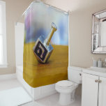 SlipperyJoe's Happy Chanoeka vierzijdig draaiend Douchegordijn<br><div class="desc">SlipperyJoe's Happy Hanukkah vierzijdig draaiende top dreidel artistieke Celebration Kaarsen Joods Hebreeuws Chanoeka geschenken decoraties Jodendom religie Hebreeuwse letter Nun traditionele speelgoed kinderen volwassen spel cultureel symbool metallic glanzende afwerking houten oppervlak</div>