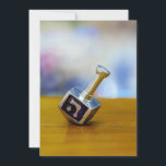 SlipperyJoe's Happy Chanoeka vierzijdig draaiend Feestdagenkaart<br><div class="desc">SlipperyJoe's Happy Hanukkah vierzijdig draaiende top dreidel artistieke Celebration Kaarsen Joods Hebreeuws Chanoeka geschenken decoraties Jodendom religie Hebreeuwse letter Nun traditionele speelgoed kinderen volwassen spel cultureel symbool metallic glanzende afwerking houten oppervlak</div>