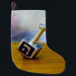 SlipperyJoe's Happy Chanoeka vierzijdig draaiend Kleine Kerstsok<br><div class="desc">SlipperyJoe's Happy Hanukkah vierzijdig draaiende top dreidel artistieke Celebration Kaarsen Joods Hebreeuws Chanoeka geschenken decoraties Jodendom religie Hebreeuwse letter Nun traditionele speelgoed kinderen volwassen spel cultureel symbool metallic glanzende afwerking houten oppervlak</div>