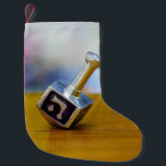 SlipperyJoe's Happy Chanoeka vierzijdig draaiend Kleine Kerstsok<br><div class="desc">SlipperyJoe's Happy Hanukkah vierzijdig draaiende top dreidel artistieke Celebration Kaarsen Joods Hebreeuws Chanoeka geschenken decoraties Jodendom religie Hebreeuwse letter Nun traditionele speelgoed kinderen volwassen spel cultureel symbool metallic glanzende afwerking houten oppervlak</div>