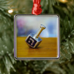 SlipperyJoe's Happy Chanoeka vierzijdig draaiend Metalen Ornament<br><div class="desc">SlipperyJoe's Happy Hanukkah vierzijdig draaiende top dreidel artistieke Celebration Kaarsen Joods Hebreeuws Chanoeka geschenken decoraties Jodendom religie Hebreeuwse letter Nun traditionele speelgoed kinderen volwassen spel cultureel symbool metallic glanzende afwerking houten oppervlak</div>