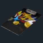 SlipperyJoe's Happy Hanukkah Star of David munt me Klembord<br><div class="desc">SlipperyJoe's Happy Hanukkah Star of David munt menorah kleurrijke kaarsen Celebration Jewish sufganiyah traktatie Hebreeuwse Chanoeka dreidels traditionele spinning topjes geschenken decoraties Judaïsme religie Artistieke gelei-gevulde donut poedersuiker</div>