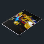 SlipperyJoe's Happy Hanukkah Star of David munt me Notitieboek<br><div class="desc">SlipperyJoe's Happy Hanukkah Star of David munt menorah kleurrijke kaarsen Celebration Jewish sufganiyah traktatie Hebreeuwse Chanoeka dreidels traditionele spinning topjes geschenken decoraties Judaïsme religie Artistieke gelei-gevulde donut poedersuiker</div>