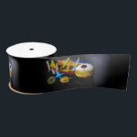 SlipperyJoe's Happy Hanukkah Star of David munt me Satijnen Lint<br><div class="desc">SlipperyJoe's Happy Hanukkah Star of David munt menorah kleurrijke kaarsen Celebration Jewish sufganiyah traktatie Hebreeuwse Chanoeka dreidels traditionele spinning topjes geschenken decoraties Judaïsme religie Artistieke gelei-gevulde donut poedersuiker</div>