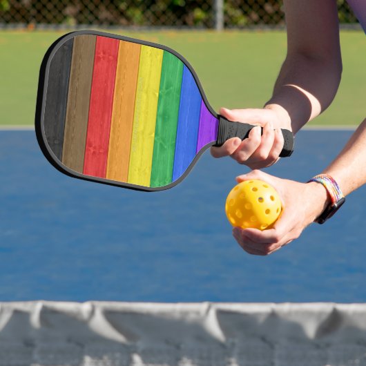 SlipperyJoe's Inclusieve gay pride vlag getexturee Pickleball Paddle (Insitu)