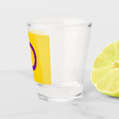 SlipperyJoe's Intersex trots vlag gele achtergrond Shot Glas (Rechts)