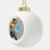 SlipperyJoe's Mannen handdoek gebroken witte bakst Keramische Bal Ornament (Rechts)