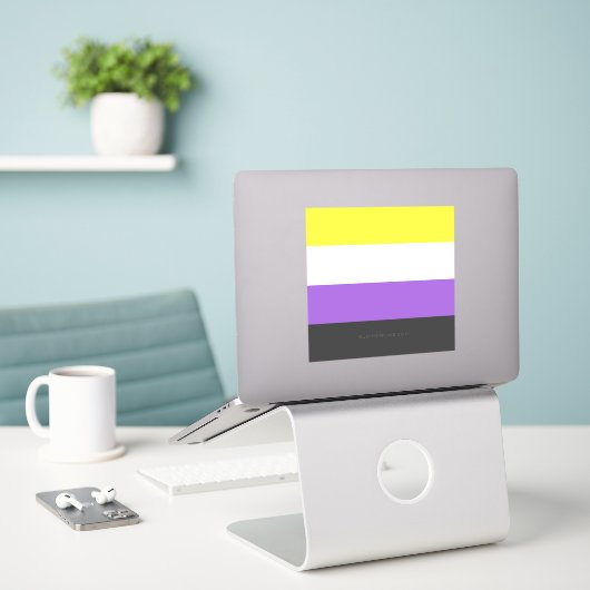 SlipperyJoe's Nonbinary Pride Vlag homoseksuele ge Sticker (Laptop op bureau)