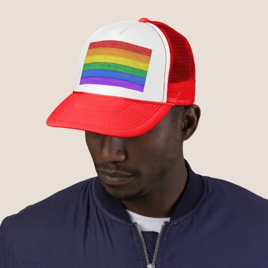 SlipperyJoe's pride houten vlag regenboogkleuren Trucker Pet (In situ)