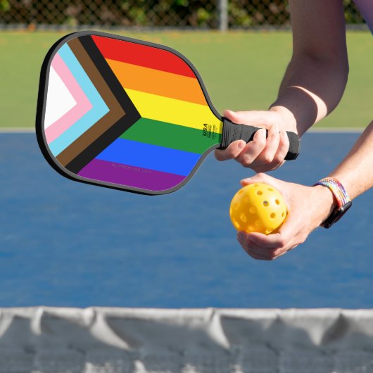 SlipperyJoe's Progress Pride-vlag zes klassieke ho Pickleball Paddle (Insitu)