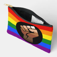 SlipperyJoe's regenboogkleuren vlag opgeheven vuis