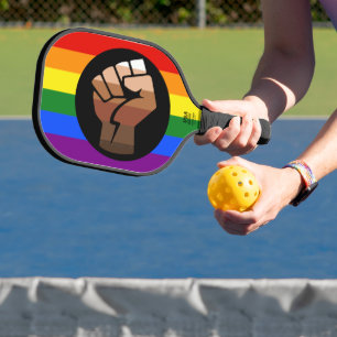 SlipperyJoe's regenboogkleuren vlag opgeheven vuis Pickleball Paddle