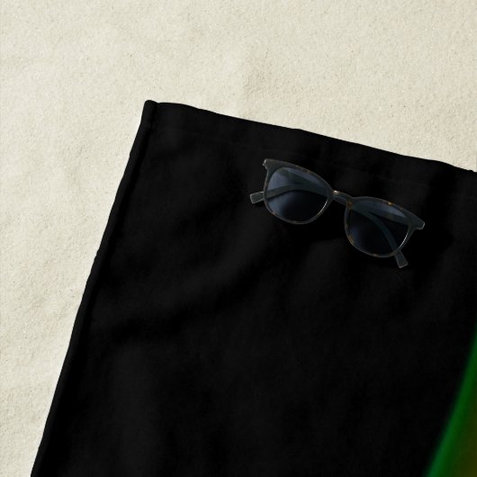 SlipperyJoe's rook viert levendige regenboogkleure Strandlaken (In situ)