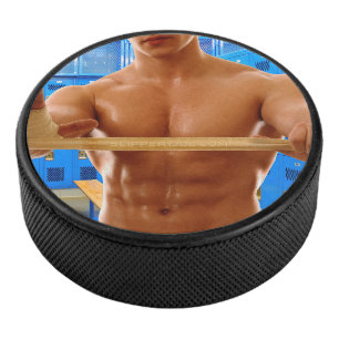 SlipperyJoe's shirtloze gespierde man abs borst sh Hockey Puck