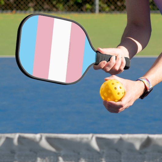 SlipperyJoe's transgender trotskleurvlag zichtbaar Pickleball Paddle (Insitu)