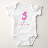 Sloan name Reveal Floral Letter S Pink Flower Romper (Voorkant)