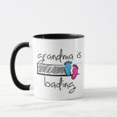 Slogan grandma is loading. Opa en oma worden. Mok (Links)