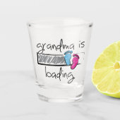 Slogan grandma is loading. Opa en oma worden. Shot Glas (Voorkant)