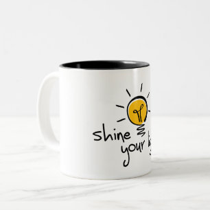 Slogan shine your light. laat je licht schijnen. tweekleurige koffiemok