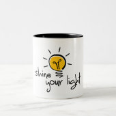 Slogan shine your light. laat je licht schijnen. tweekleurige koffiemok (Center)