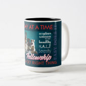 slogan van de Recovery Fellowship: pets mok 25 (Voorkant rechts)