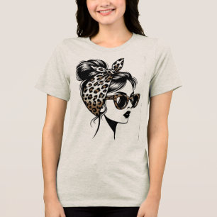 Slordige Knot Vrouw met Luipaardprint Sjaal en Zon Tri-Blend Shirt