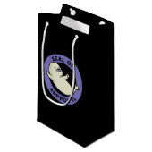 Slot van de goedkeuring Funny Seal Pun Dark BG Klein Cadeauzakje (Voorkant Gekanteld)